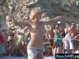 Ragazze a un nudista spiaggia