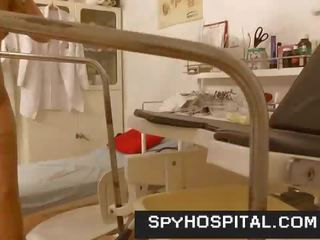 Glorious benen hoog hakken tiener went naar gynecologist verborgen camera video-