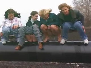 Niñas meando al aire libre