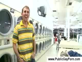 Broche em um público laundromat
