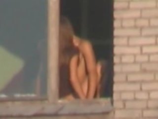 Espião voyeur captures jovem casal a foder em janela