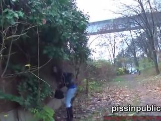 Daring flickor kissa på den frequented pathway och är seen av p