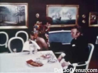 Wijnoogst vies film 1960s - harig middle-aged brunette - tafel voor drie