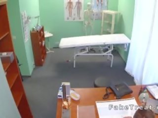 Specialist pov fucks scurt părul pacient în fals spital