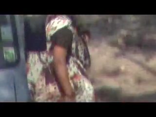 Intialainen aunties tekemässä virtsa ulkona kätketty nokan mov