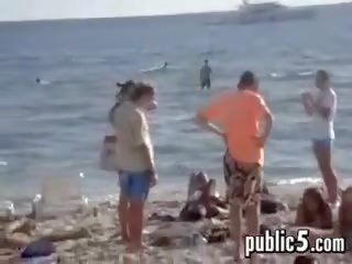 Fafanje na prostem v javno pri na plaža